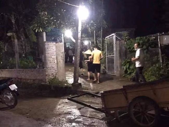 Deo tai nghe khi sac dien thoai, chau be bi dien giat tu vong