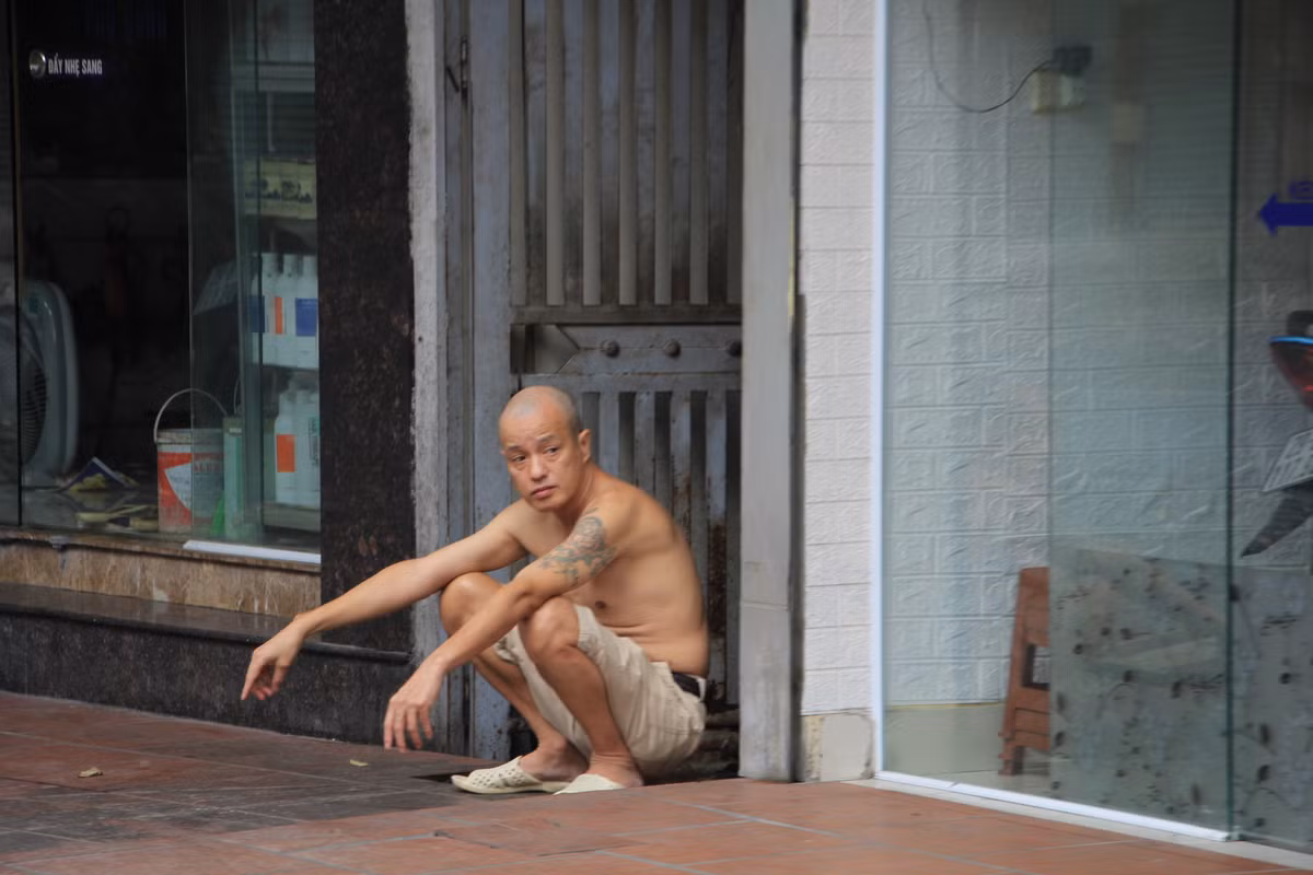 Ngồi đầu ngõ không đeo khẩu trang.