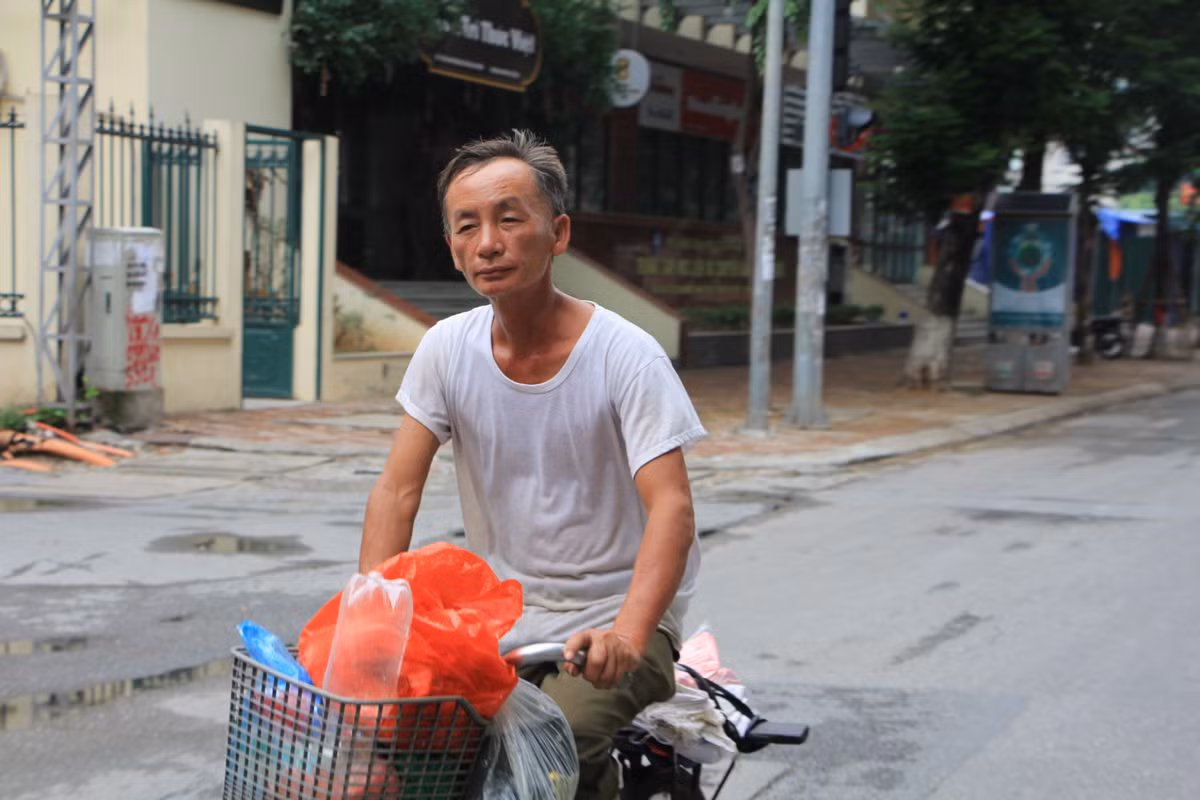 Bất chấp nguy hiểm dịch bệnh và có thể bị xử phạt, người đàn ông này ra đường vẫn không đeo khẩu trang.