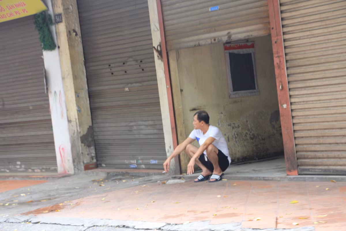 Thậm chí, còn ngồi ra vỉa hè để được "mở tầm mắt" Hà Nội trong những ngày "bệnh nặng" vì COVID-19.