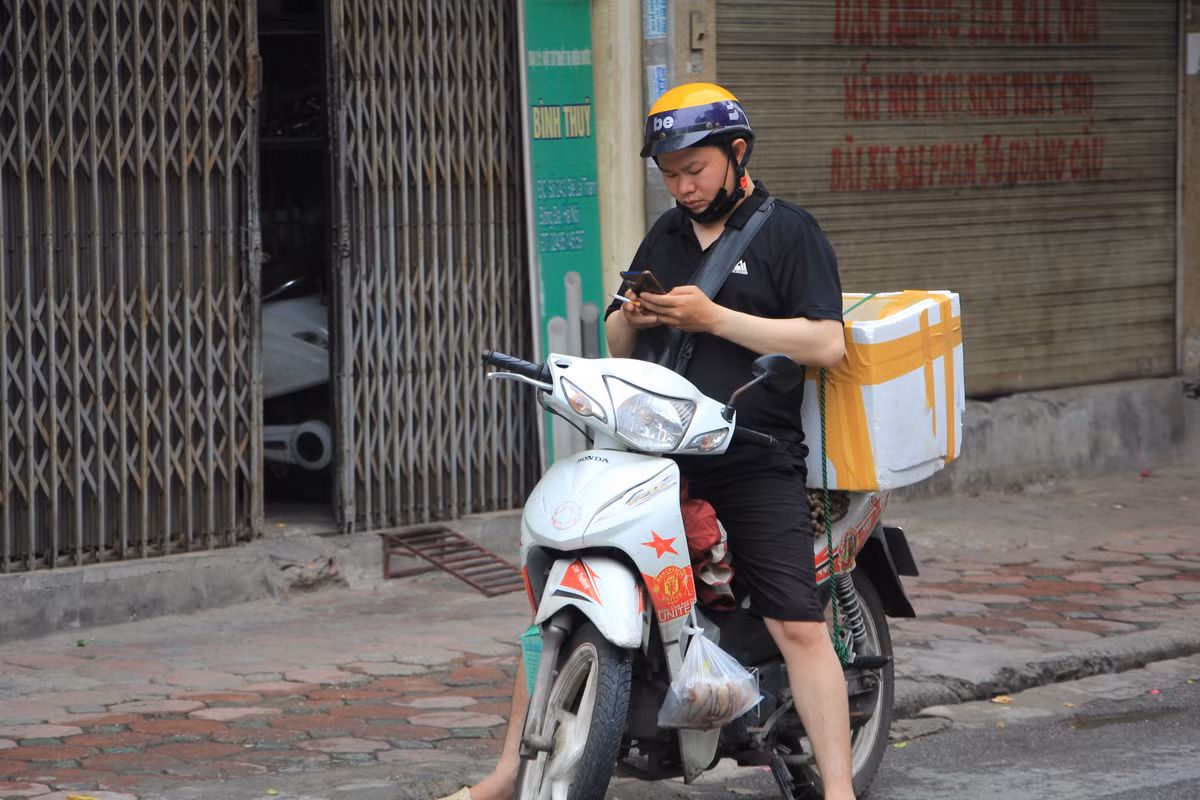 Ngay cả những người giao hàng cũng không tuân thủ nguyên tắc 5K.