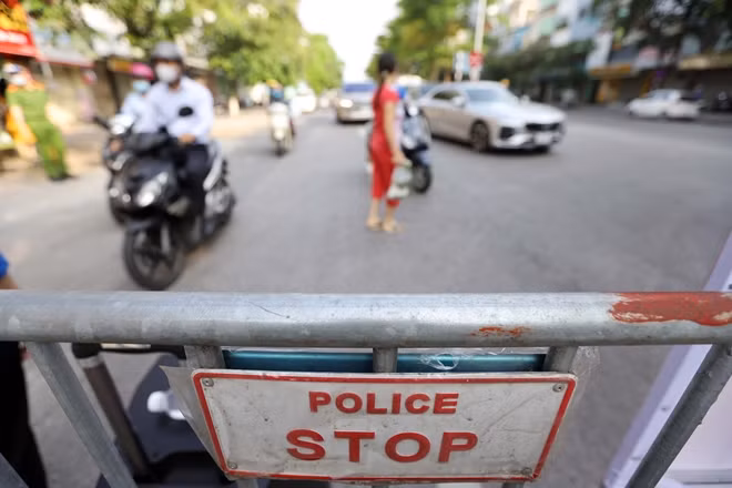 Ha Noi gian cach: Giay di duong phai duoc xa, phuong xac nhan