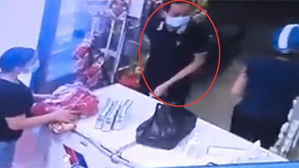  Nam thanh niên F0 trốn cách ly đi mua đồ ăn cho nhóm bạn gái: C.V.N. (SN 1999, quê ở Thuận Châu, Sơn La) đang mắc COVID-19, điều trị cách ly tại Trung tâm Y tế huyện Hiệp Hòa (Bắc Giang) nhưng trèo tường trốn ra khỏi khu cách ly để mua đồ ăn tại cửa hàng tạp hóa cho một nhóm bạn gái vì kêu đói, muốn ăn bánh, uống sữa.