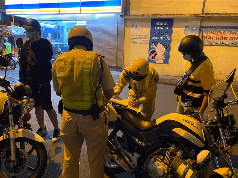  Ra đường để đến nhà bạn gái, nam thanh niên bị phạt 2,8 triệu đồng: Ngày 17/7, Đội CSGT - trật tự Công an quận 11, TPHCM phát hiện anh N.T.N. (23 tuổi, ngụ quận 11, TP.HCM) vi phạm giao thông. Làm việc với CSGT, anh N. cho biết, do bạn gái đang bị phong tỏa trong khu cách ly, gọi điện không được, lại sợ bạn gái xảy ra chuyện gì nên đã chạy qua nhà tìm. Nam thanh niên bị xử phạt xử phạt 2,8 triệu đồng, tạm giữ giấy phép lái xe 2 tháng do không xuất trình được giấy tờ hợp lệ.