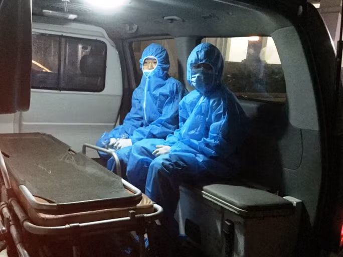  Vượt cả trăm km vào Thanh Hóa thăm bạn gái quen trên Facebook: N.M.H. (15 tuổi, ngụ thị trấn Lai Cách, huyện Cẩm Giàng, Hải Dương) và L.X.K. (12 tuổi, ngụ huyện Gia Lâm, TP Hà Nội) có quen một bạn gái ở xã Cẩm Châu, huyện Cẩm Thủy (Thanh Hóa) qua mạng xã hội Facebook. Cả 2 đi xe máy về xã Cẩm Châu để thăm bạn gái. Tại địa phương, H. và K. đã đi cầm cố xe máy để lấy tiền tiêu xài và chơi game thì bị lực lượng chức năng phát hiện và đưa đi cách ly ngày 18/2.