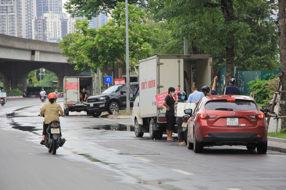 Việc bốc xếp, đổ hàng diễn ra công khai trên đường Phạm Hùng những không bị cơ quan chức năng kiểm tra, xử lý.