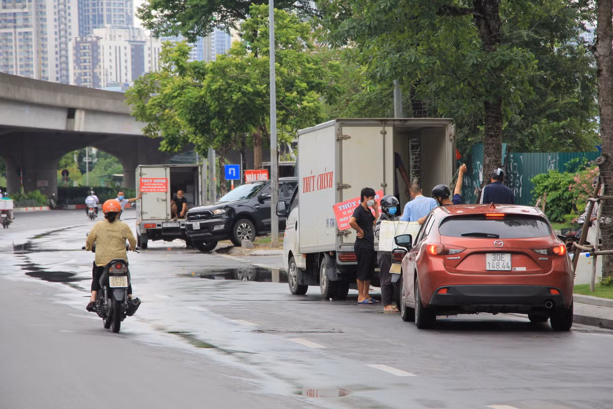 Việc bốc xếp, đổ hàng diễn ra công khai trên đường Phạm Hùng những không bị cơ quan chức năng kiểm tra, xử lý.