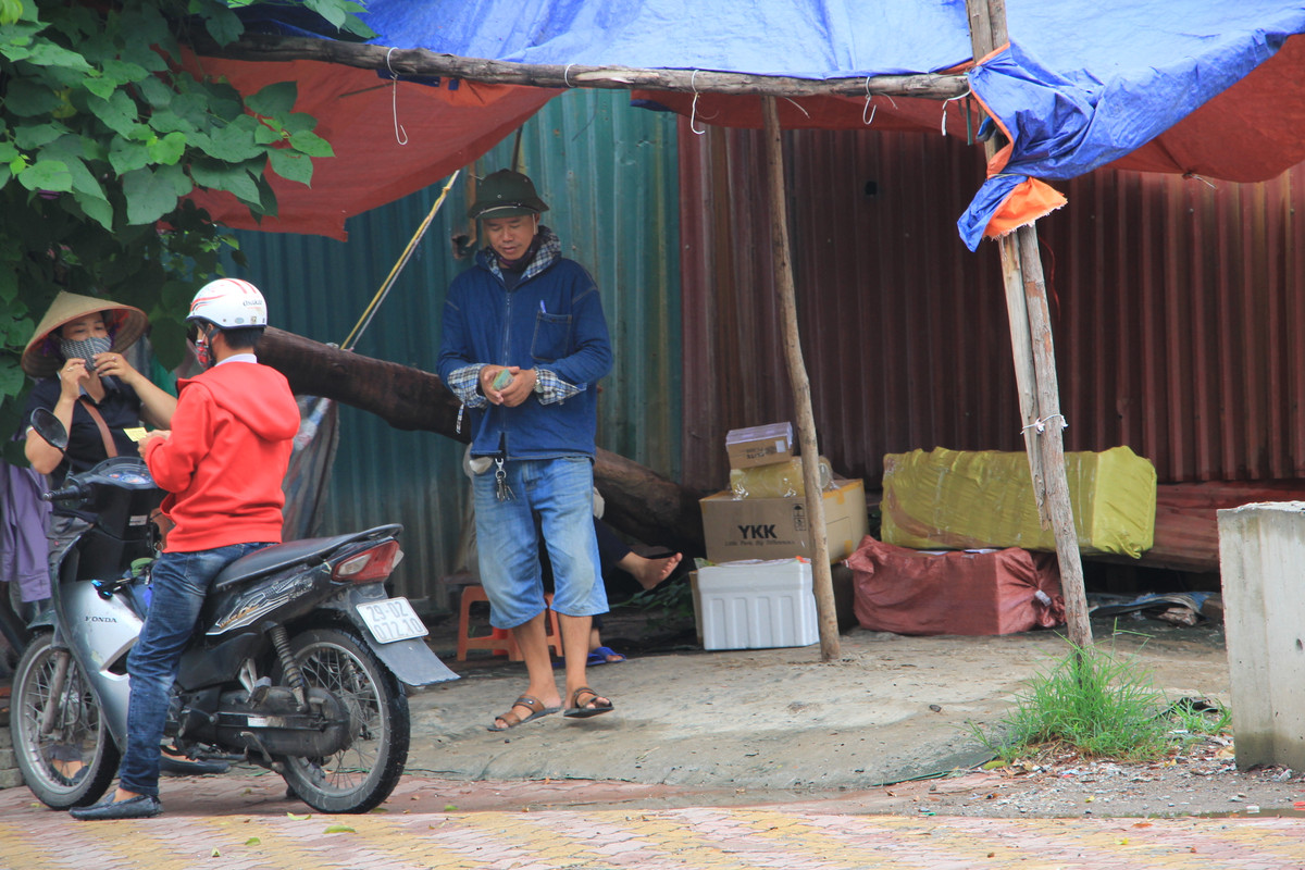 Theo quy định, những người nhận chở hàng tự do cũng thuộc đối tượng buộc phải thực hiện giãn cách xã hội. Nhưng có lẽ vì sự thiếu kiểm tra, giám sát của lực lượng chức năng nên số đông đối tượng này vẫn đang hoạt động công khai trên tuyến đường Phạm Hùng, quận Câu Giấy.