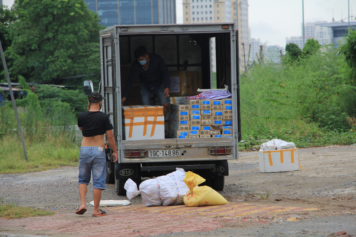 Những chiếc xe tải nhỏ chở hàng hóa từ các tỉnh vào thủ đô Hà Nội len lỏi vào các tuyến phố để đổ hàng, không tuân thủ quy tắc "luồng xanh" khiến nguy cơ lây nhiễm dịch cao.