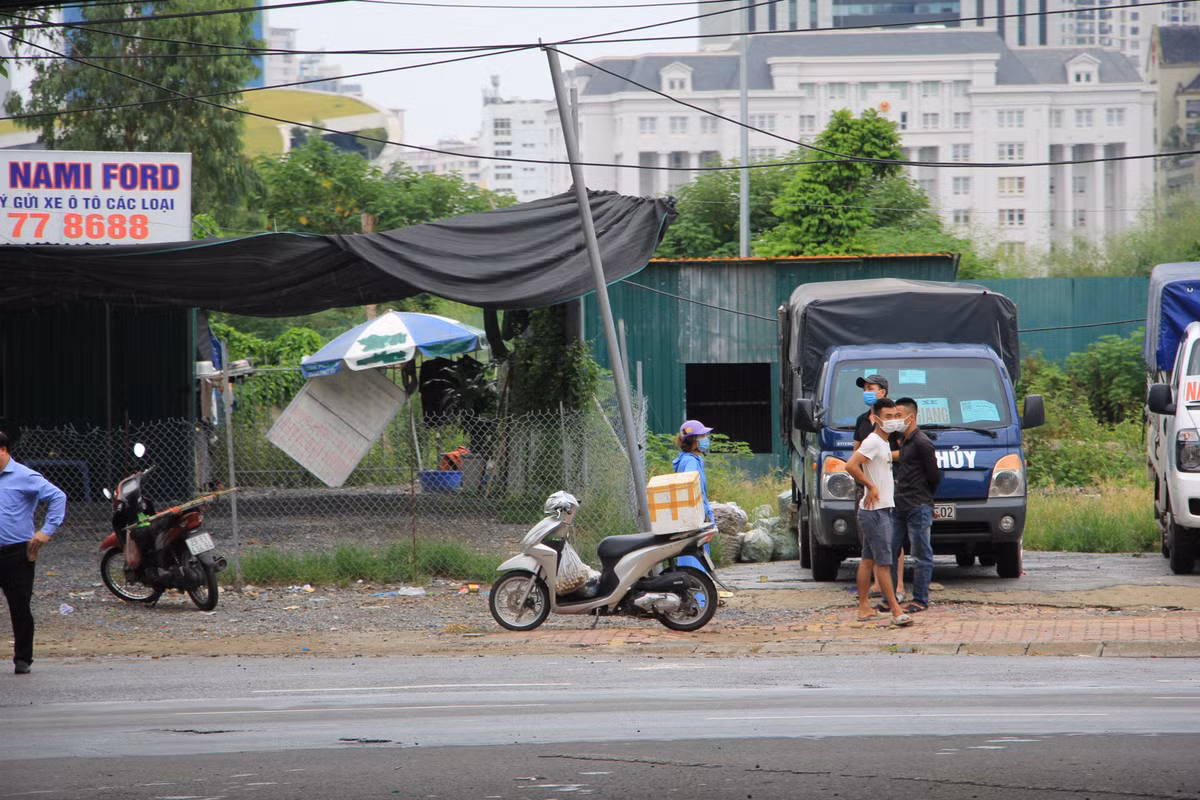 Nhiều nhà xe bất chấp quy định giãn cách xã hội và bỏ qua đăng ký hoạt động vận tải mùa dịch để đứng ngay ngoài đường Phạm Văn Đồng để nhận hàng ký gửi. Trong đó, có những mặt hàng không thiết yếu.