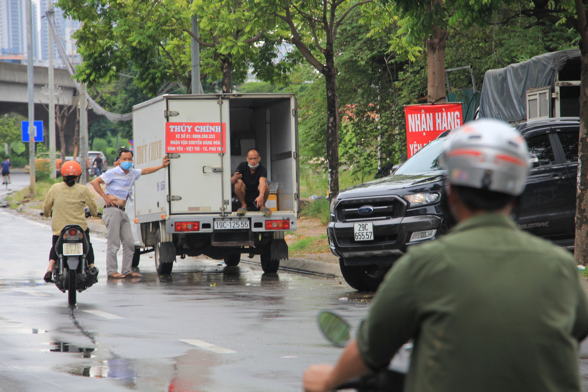Thậm chí, có những lái xe không tuân thủ nguyên tắc 5K, sẵn sàng bỏ khẩu trang để vẫy, vợt người tìm xe ký gửi hàng hóa.