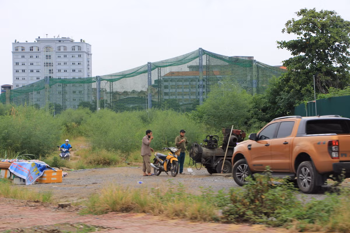 Theo quy định của hoạt động "luồng xanh", xe chở mặt hàng thiết yếu phải chạy đúng lộ trình cố định đã đăng ký và không được bốc xếp, đổ hàng ở nhiều nơi, nhỏ lẻ. Dù vậy, nhiều xe tải vận đang bất chấp quy định, lợi dụng "luồng xanh" để hoạt động ở nhiều ngóc ngách Hà Nội.