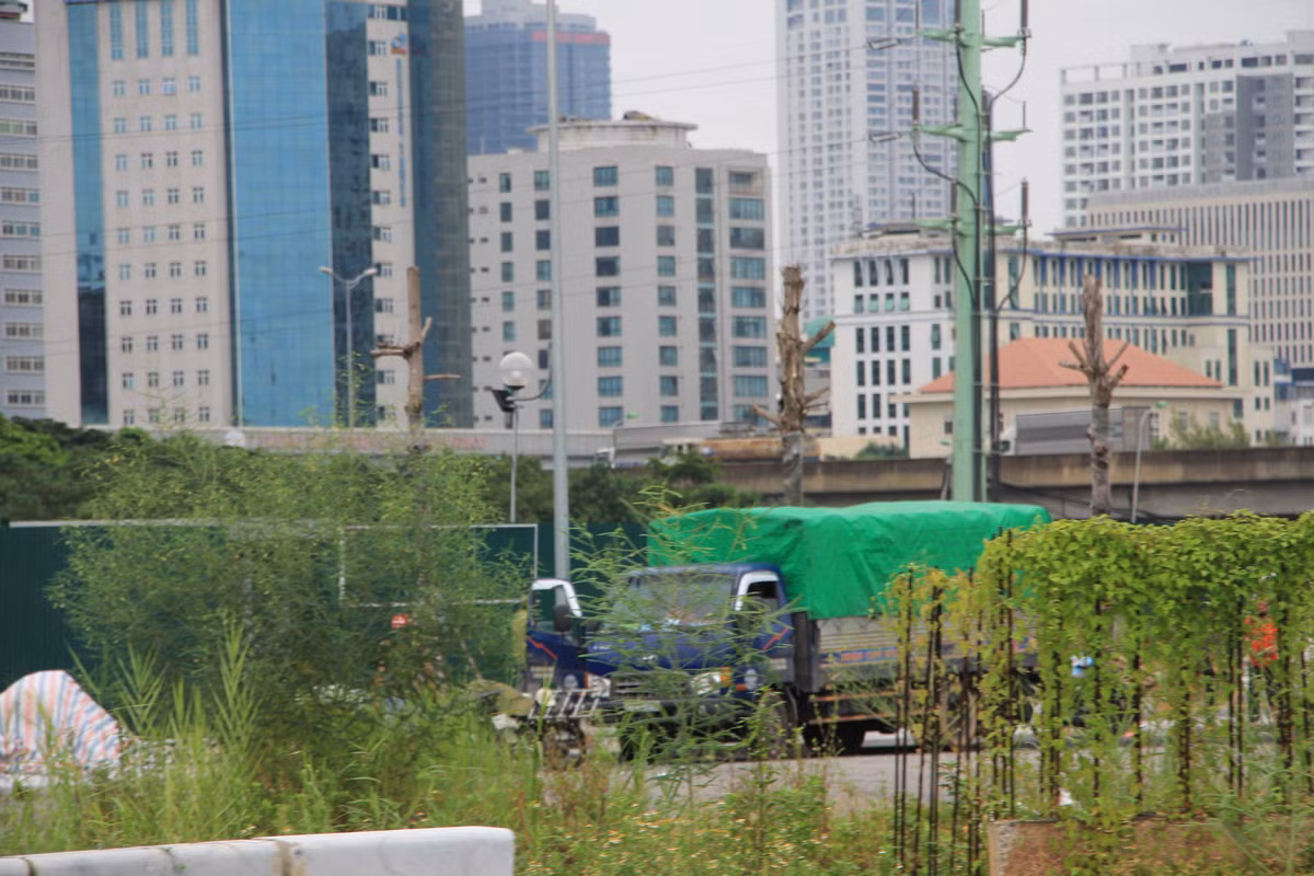 Nếu không bám theo những chiếc xe đi từ ngoài đường Phạm Hùng (quận Cầu Giấy) để vào bãi đất trống hoạt động chui thì khó mà phát hiện. Bởi lẽ, nhìn từ phía ngoài, không thể thấy được những chiếc xe vì được bao phủ bởi cây dại cao ngút.