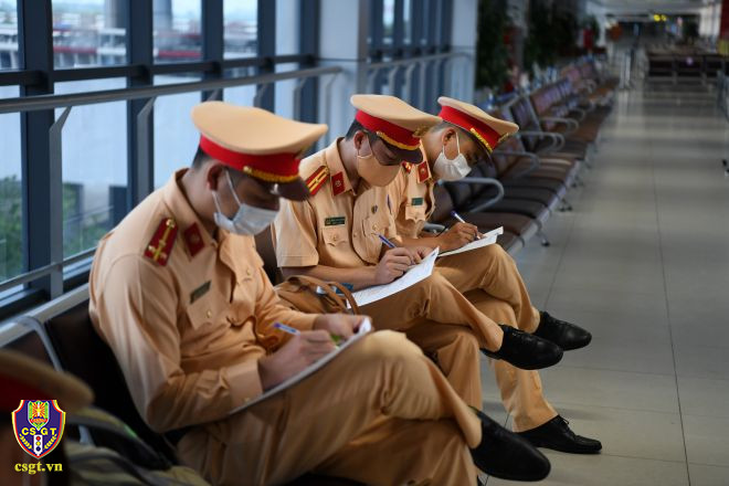 Cục trưởng đã gửi lời chia sẻ, động viên tinh thần đến từng CBCS tham gia nhiệm vụ lần này và mong muốn mỗi người phải hết sức cố gắng giữ gìn sức khỏe, khắc phục khó khăn, thiếu thốn về cơ sở vật chất và giữ an toàn cho bản thân trong khi thực hiện nhiệm vụ, để sớm trở về trong chiến thắng. 