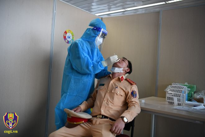 37 CBCS Cục CSGT tăng cường phòng chống dịch tại TP.Hồ Chí Minh lần này đều đảm bảo về sức khỏe, được tiêm phòng đủ 02 mũi vắc-xin, xét nghiệm âm tính, một số đồng chí đã xung phong lên đường nhận nhiệm vụ.