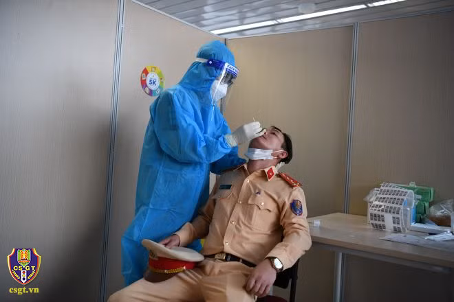 37 CBCS Cục CSGT tăng cường phòng chống dịch tại TP.Hồ Chí Minh lần này đều đảm bảo về sức khỏe, được tiêm phòng đủ 02 mũi vắc-xin, xét nghiệm âm tính, một số đồng chí đã xung phong lên đường nhận nhiệm vụ.