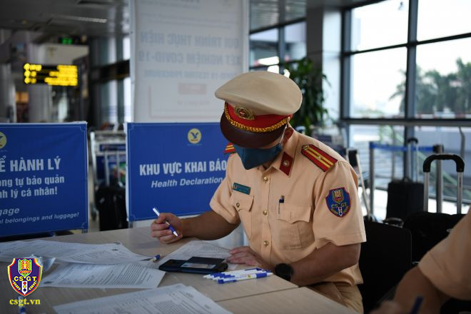 Đúng 8h sáng chuyến bay của Hãng hàng không Quốc gia Việt Nam đã cất cánh đưa các CBCS CSGT vào TP. Hồ Chí Minh thực hiện nhiệm vụ.