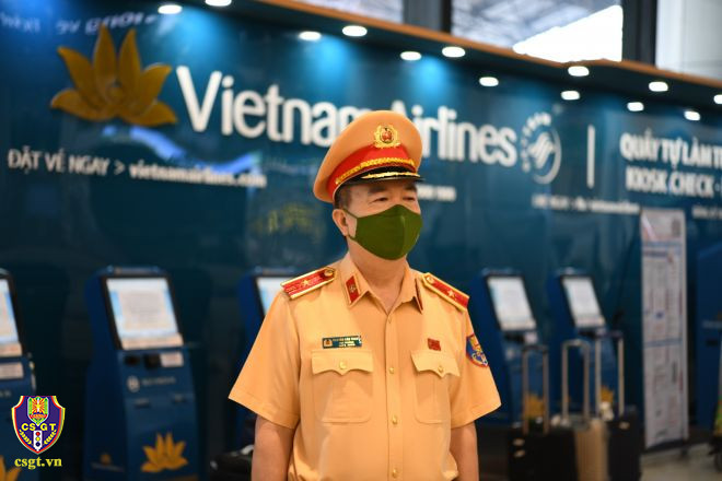 Thiếu tướng Nguyễn Văn Trung, Cục trưởng Cục CSGT động viên, chỉ đạo CBCS trước giờ lên đường làm nhiệm vụ.