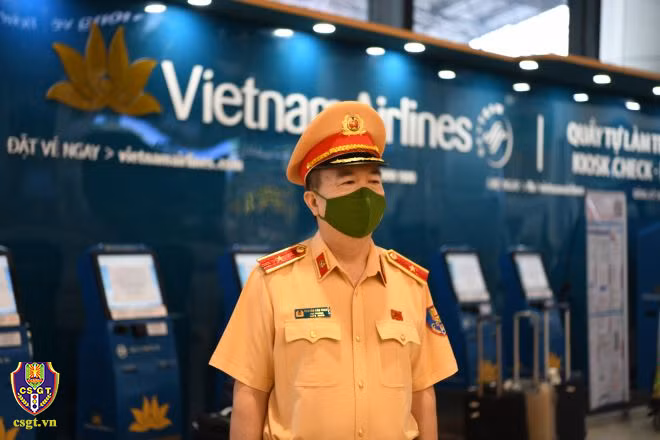 Thiếu tướng Nguyễn Văn Trung, Cục trưởng Cục CSGT động viên, chỉ đạo CBCS trước giờ lên đường làm nhiệm vụ.