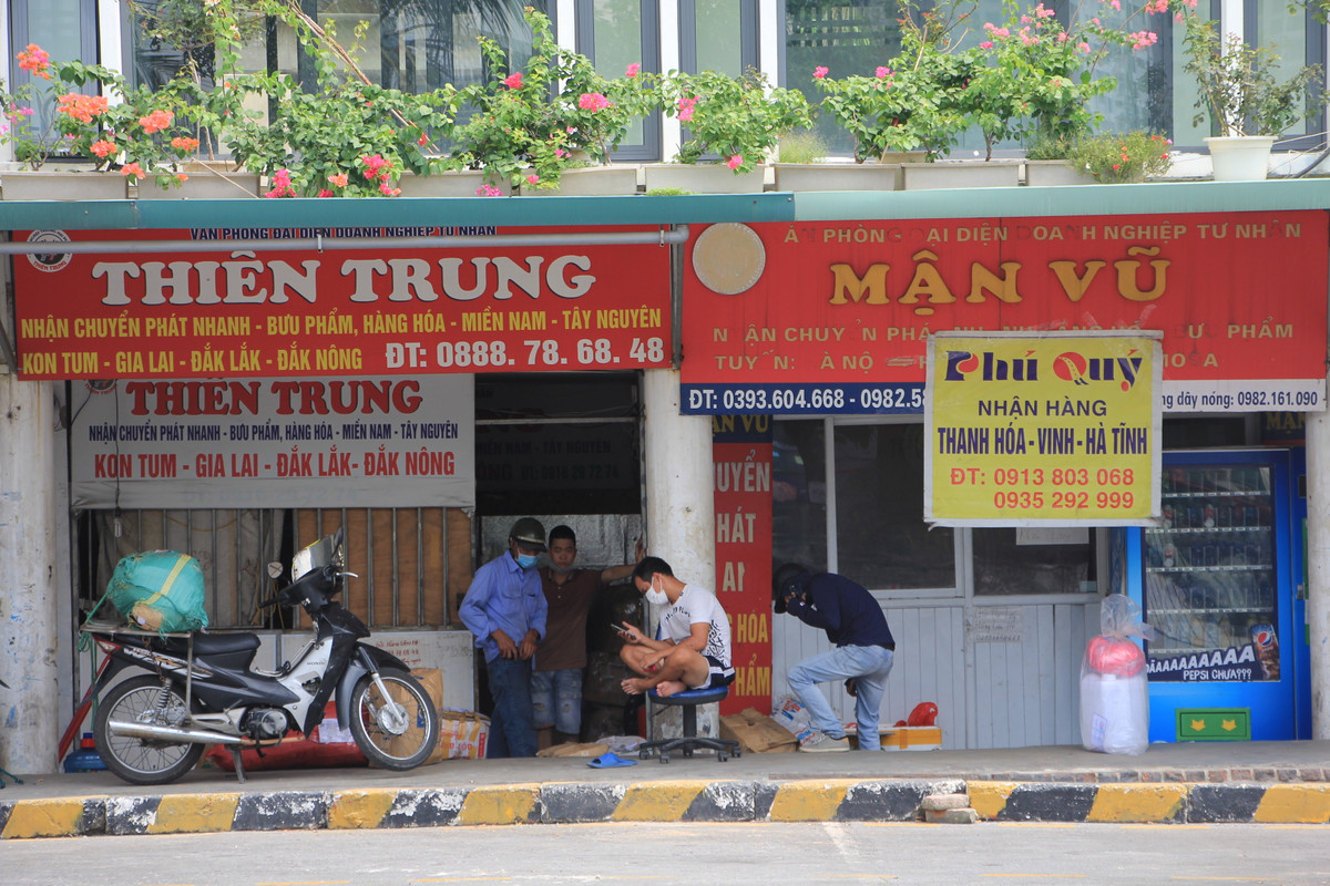 Ngay bên cạnh điểm chờ test là những ki ốt nhận chở hàng hóa công khai hoạt động.
