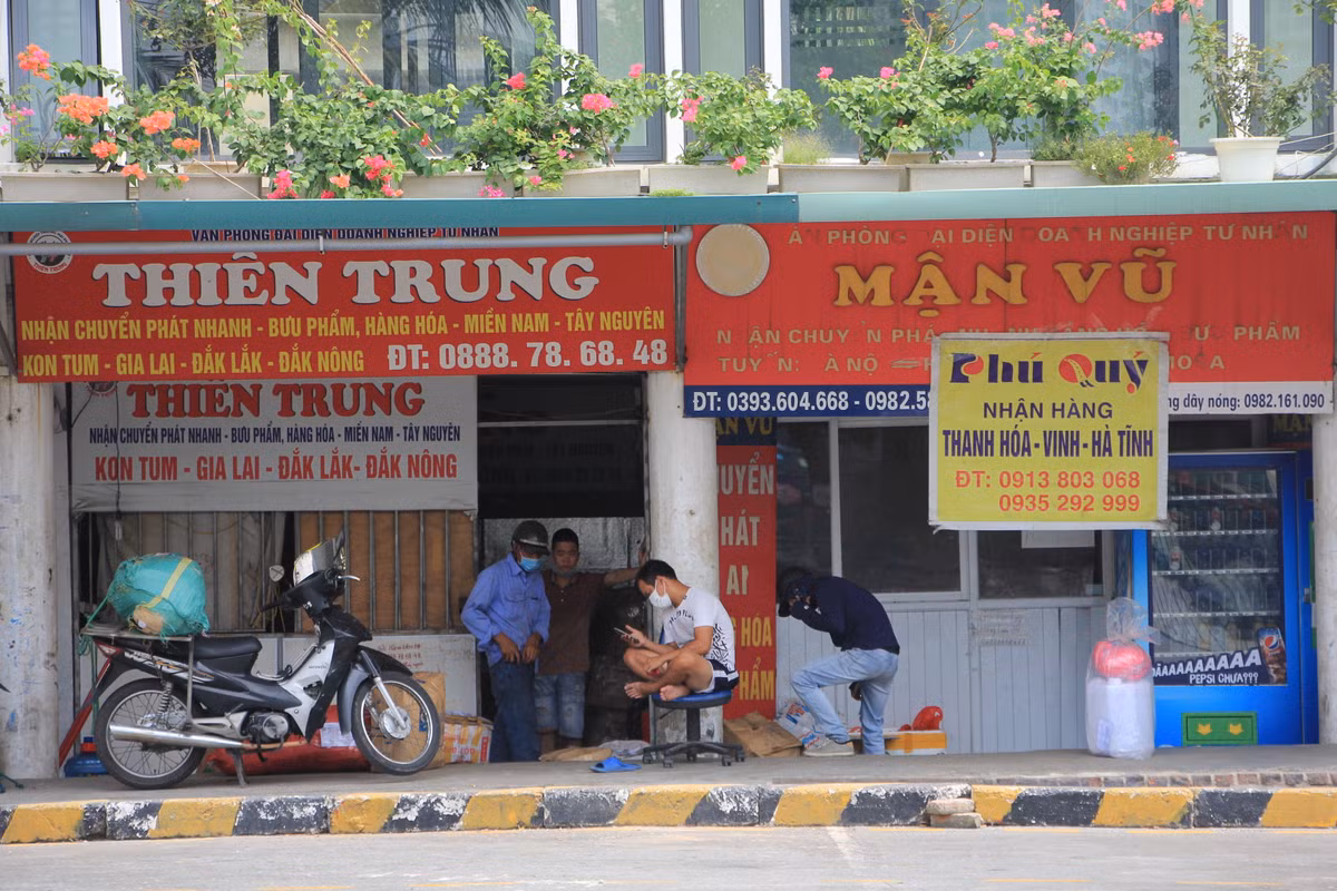 Ngay bên cạnh điểm chờ test là những ki ốt nhận chở hàng hóa công khai hoạt động.