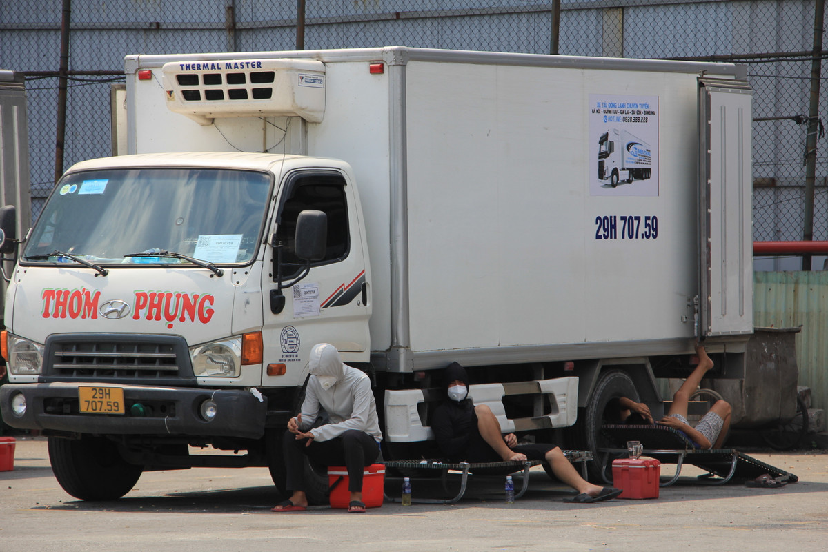 Nhiều xe nằm chờ người dân ra ký gửi hàng.