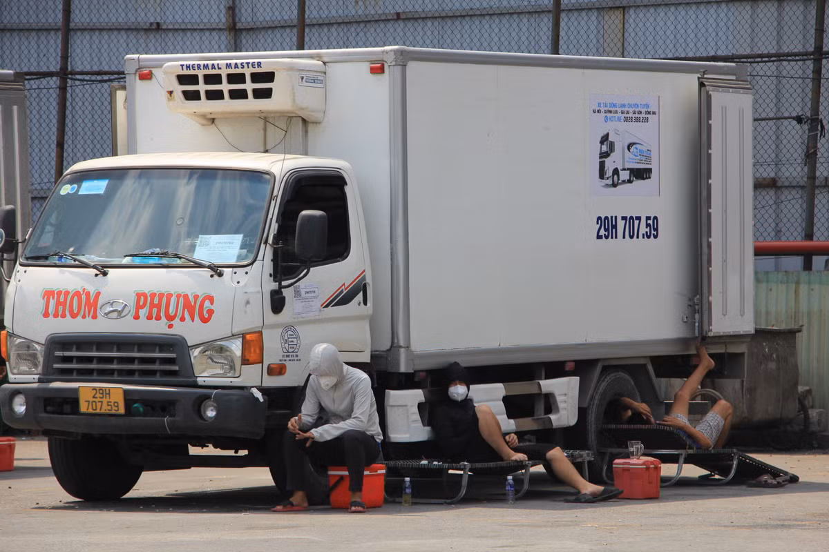 Nhiều xe nằm chờ người dân ra ký gửi hàng.