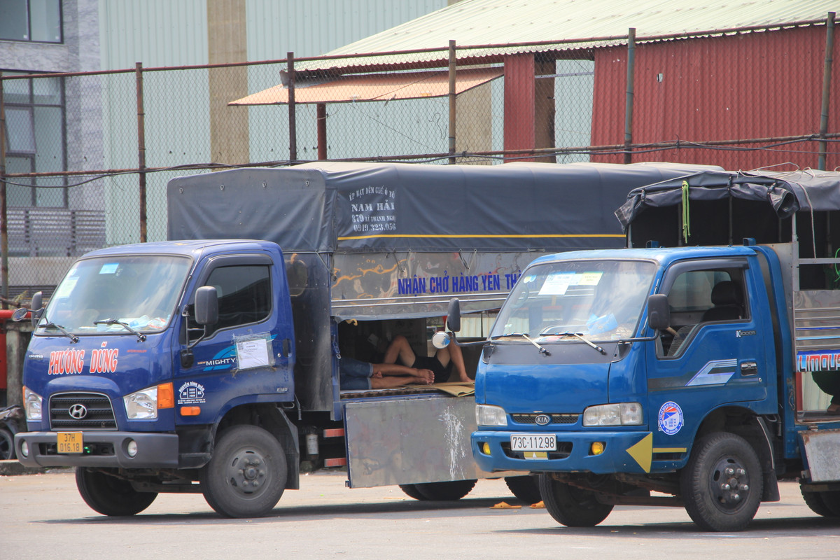Những chiếc xe tải nằm chờ hàng bất chấp bến xe Nước Ngầm không được phép tập kết, bốc xếp hàng hóa.