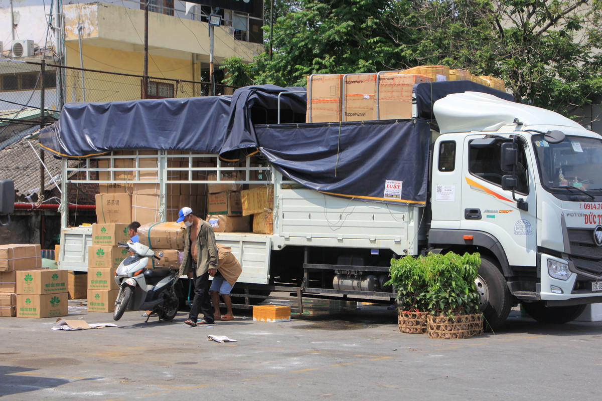 Hiện nay, Hà Nội chỉ cho phép 5 địa điểm được bố trí tập kết, trung chuyển hàng hóa tại Hà Nội gồm: Khu công nghiệp phụ trợ Nam Hà Nội (xã Đại Xuyên, huyện Phú Xuyên); Khu tái định cư ở xã Tiên Dược (huyện Sóc Sơn); Ô đất trống ở xã Dương Xá (huyện Gia Lâm); Bến xe Yên Nghĩa (phường Yên Nghĩa, quận Hà Đông); Trung tâm Xúc tiến thương mại thuộc Bộ Nông nghiệp và Phát triển nông thôn (số 489 đường Hoàng Quốc Việt, phường Cổ Nhuế 1, quận Bắc Từ Liêm).