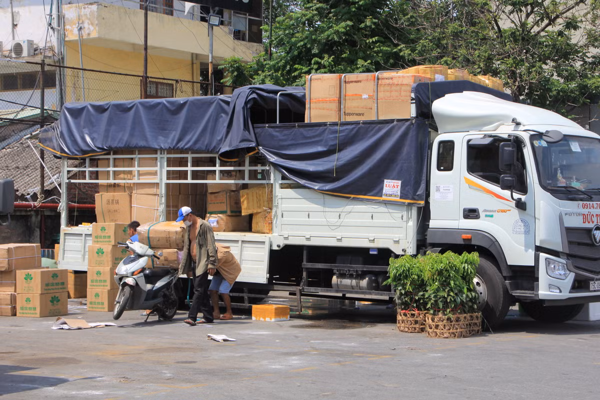 Hiện nay, Hà Nội chỉ cho phép 5 địa điểm được bố trí tập kết, trung chuyển hàng hóa tại Hà Nội gồm: Khu công nghiệp phụ trợ Nam Hà Nội (xã Đại Xuyên, huyện Phú Xuyên); Khu tái định cư ở xã Tiên Dược (huyện Sóc Sơn); Ô đất trống ở xã Dương Xá (huyện Gia Lâm); Bến xe Yên Nghĩa (phường Yên Nghĩa, quận Hà Đông); Trung tâm Xúc tiến thương mại thuộc Bộ Nông nghiệp và Phát triển nông thôn (số 489 đường Hoàng Quốc Việt, phường Cổ Nhuế 1, quận Bắc Từ Liêm).