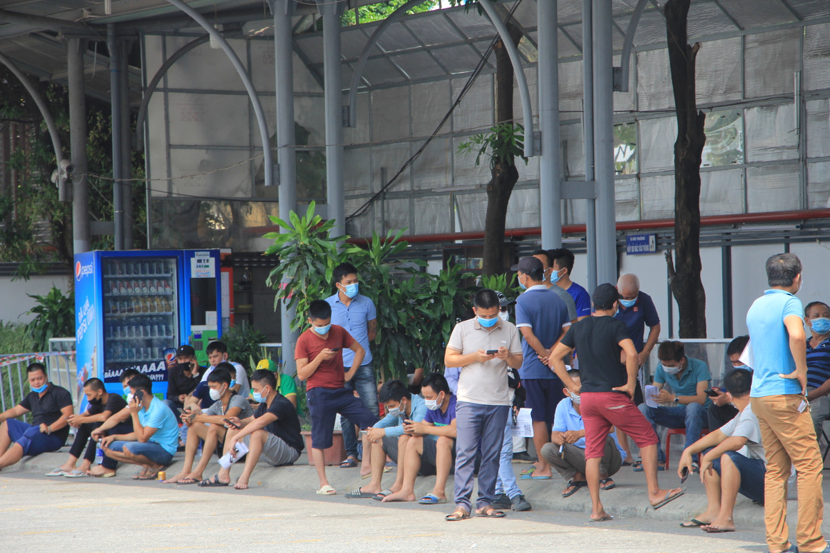 Trưa 25/8, ghi nhận của PV Báo Tri thức và Cuộc sống, các tài xế tập trung chờ test COVID-19 tại bến xe Nước Ngầm không tuân thủ đầy đủ các quy định 5K. Số đông đứng tập trung, không giữ khoảng cách an toàn.