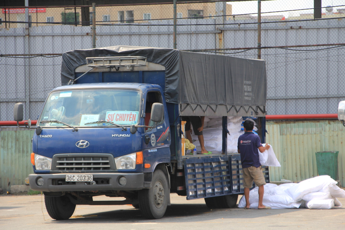 Và bốc dỡ hàng hóa chờ người đến lấy.