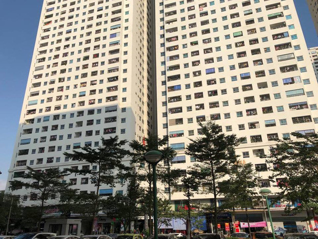  Rơi từ tầng 11 chung chư Linh Đàm, bé trai 4 tuổi tử vong: Ngày 1/8/2007, bé trai Đặng Văn P. (4 tuổi, trú tại tòa nhà 9B, KĐT Linh Đàm) không may rơi xuống đất tử vong, thời điểm xảy ra vụ việc không có người lớn ở nhà nên cháu P. đã trèo ra ngoài lan can rồi rơi xuống đất tử vong. (Ảnh minh họa)