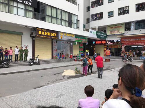  Cô gái trẻ rơi từ tầng cao chung cư Linh Đàm xuống đất tử vong: Khoảng 12h trưa ngày 26/4/2017, một cô gái trẻ bất ngờ rơi xuống từ tầng cao của chung cư HH2A KĐT Linh Đàm tử vong. Nạn nhân được xác định là Nguyễn Thị Minh H. (SN 1987, quê Thái Bình) đang sinh sống cùng em trai tại tầng 27 của tòa nhà này.