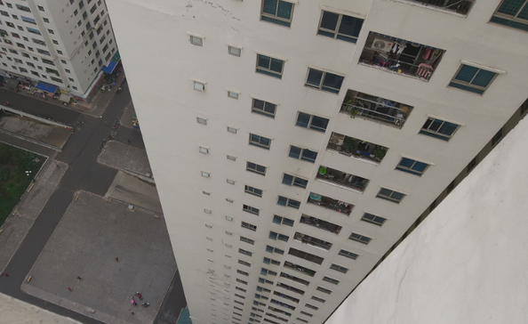  Bé trai rơi từ tầng 10 chung cư NƠ 4A xuống đất: Ngày 11/8/2015, người dân sống tại tầng 1 toàn nhà NƠ 4A bất ngờ nghe thấy tiếng như có vật nặng rơi, chạy ra kiểm tra thì bàng hoàng phát hiện một bé trai rơi từ trên cao xuống đất. Nạn nhân được xác định là Trần Hoàng P. (7 tuổi, trú tại Hoàng Mai, Hà Nội) Mặc dù được đưa đi cấp cứu, nhưng bé trai đã tử vong do vết thương quá nặng.