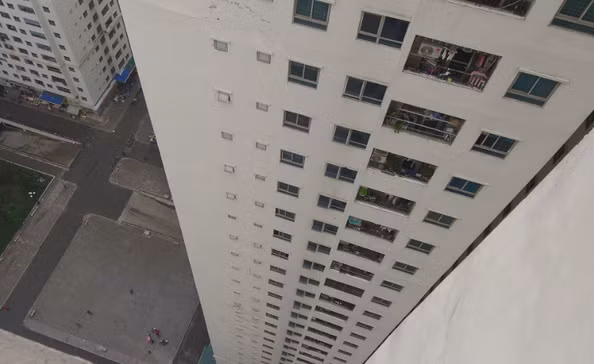  Bé trai rơi từ tầng 10 chung cư NƠ 4A xuống đất: Ngày 11/8/2015, người dân sống tại tầng 1 toàn nhà NƠ 4A bất ngờ nghe thấy tiếng như có vật nặng rơi, chạy ra kiểm tra thì bàng hoàng phát hiện một bé trai rơi từ trên cao xuống đất. Nạn nhân được xác định là Trần Hoàng P. (7 tuổi, trú tại Hoàng Mai, Hà Nội) Mặc dù được đưa đi cấp cứu, nhưng bé trai đã tử vong do vết thương quá nặng.