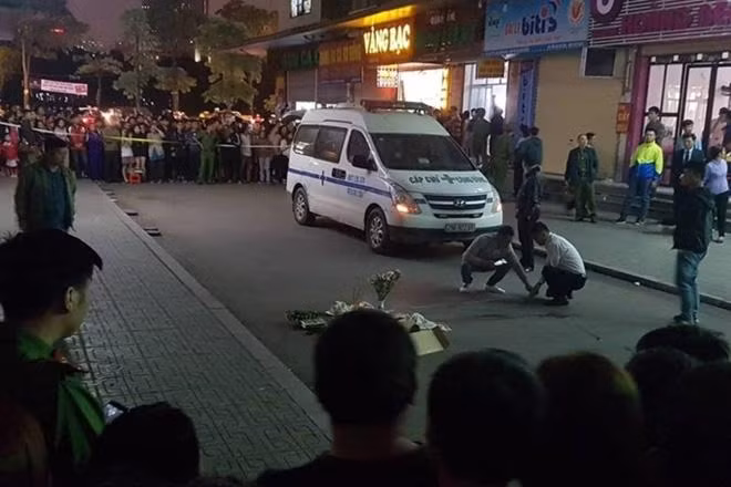  Mẹ trẻ ném con sơ sinh từ tầng 31 chung cư HH2A Linh Đàm xuống đất: Vụ việc xảy ra vào ngày 18/10/2018 đã gây xôn xao dư luận trong 1 thời gian. Nữ sinh V.A. (thời điểm đó 21 tuổi, đang là SV một trường đại học tại TP Hà Nội) đến nhà bạn trai mới quen chơi rồi sinh con ngay trong nhà vệ sinh. Thấy đứa bé không còn cử động, người mẹ trẻ này đã vứt con xuống từ tầng 31.