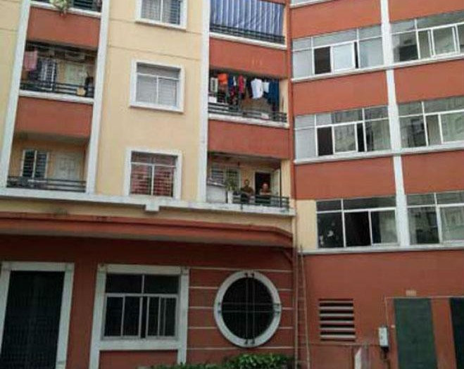  Bé gái 4 tuổi rơi từ tầng 11 chung cư Linh Đàm: Ngày 14/6/2013, người dân sống tại khu nhà No 9B, KĐT Linh Đàm bất ngờ phát hiện một bé gái tử vong tại ô văng tầng 2 của khu nhà sau tiếng la hét thất thanh. Nạn nhân là một bé gái 4 tuổi ở Bắc Giang được bà nội đưa đến nhà người thân chơi, không may bị rơi xuống đất tử vong. (Ảnh minh họa)