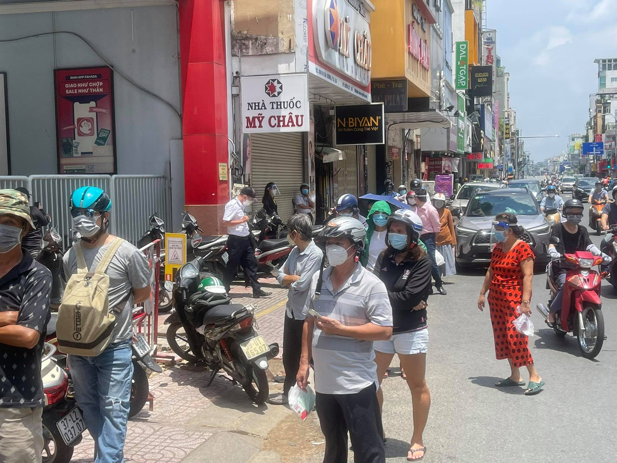 Dòng người càng lúc càng đông, có người chờ hơn cả giờ đồng hồ vẫn chưa vào được vào quầy mua. 