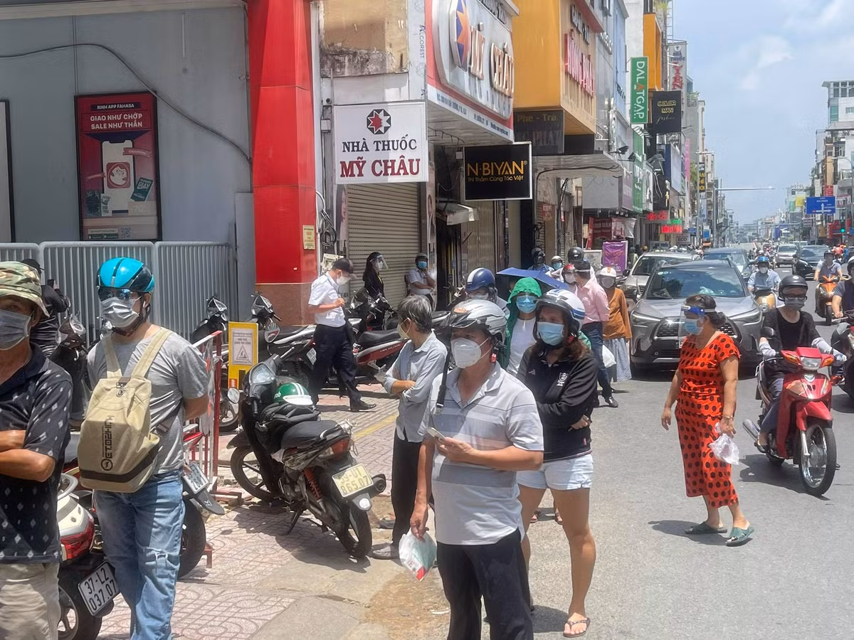 Dòng người càng lúc càng đông, có người chờ hơn cả giờ đồng hồ vẫn chưa vào được vào quầy mua. 