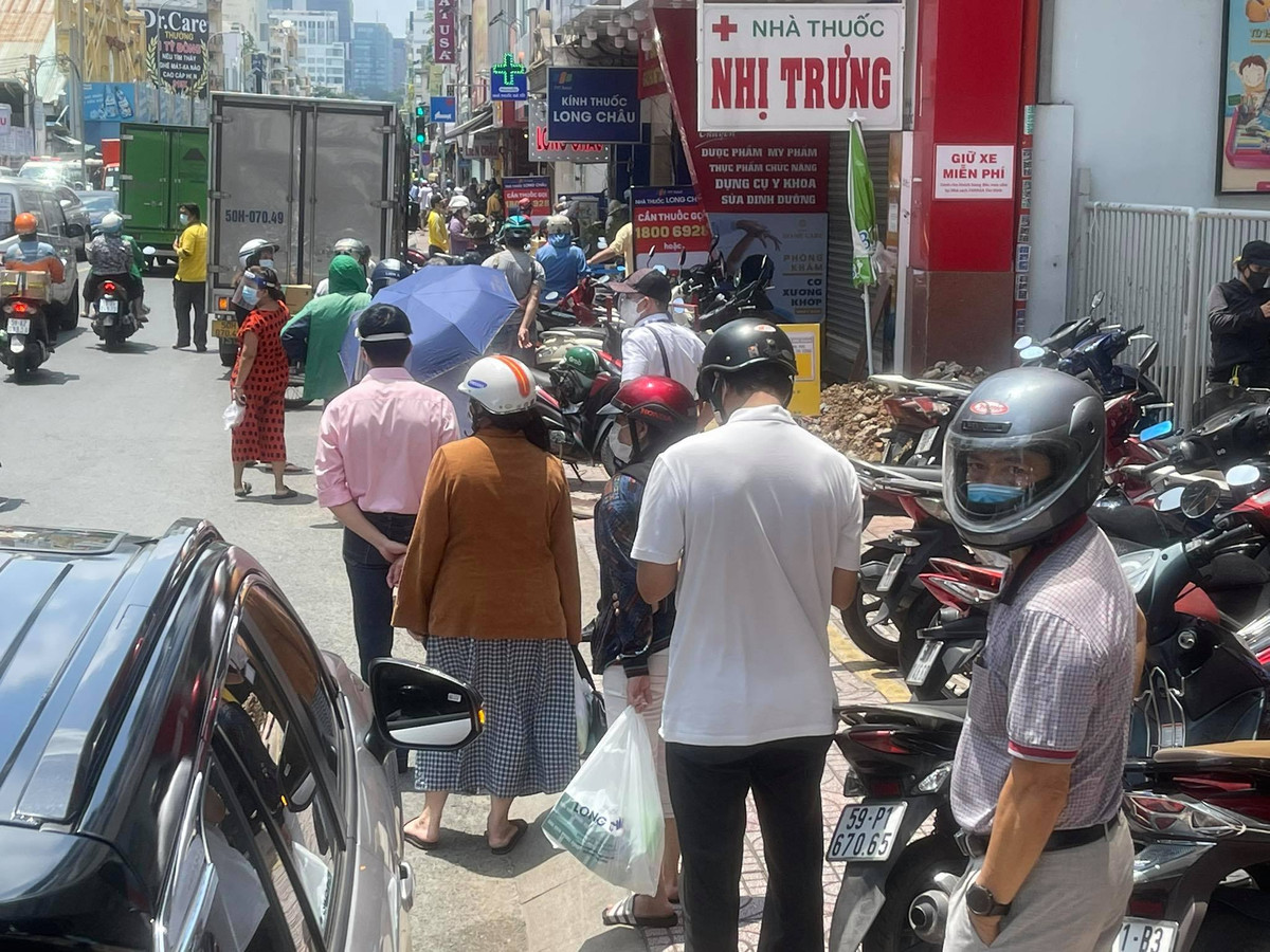 Thời tiết TP. HCM nắng nóng nhưng người dân vẫn cố đứng đợi.