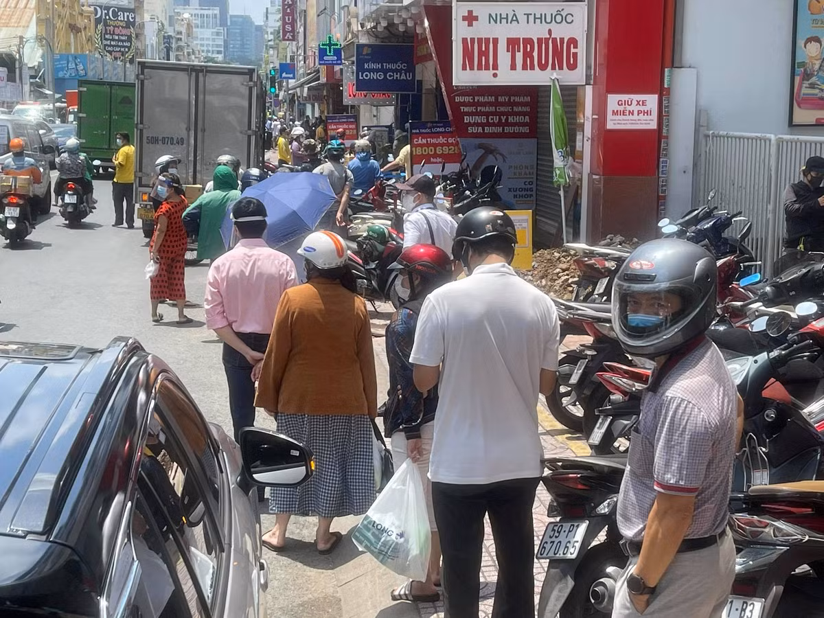 Thời tiết TP. HCM nắng nóng nhưng người dân vẫn cố đứng đợi.