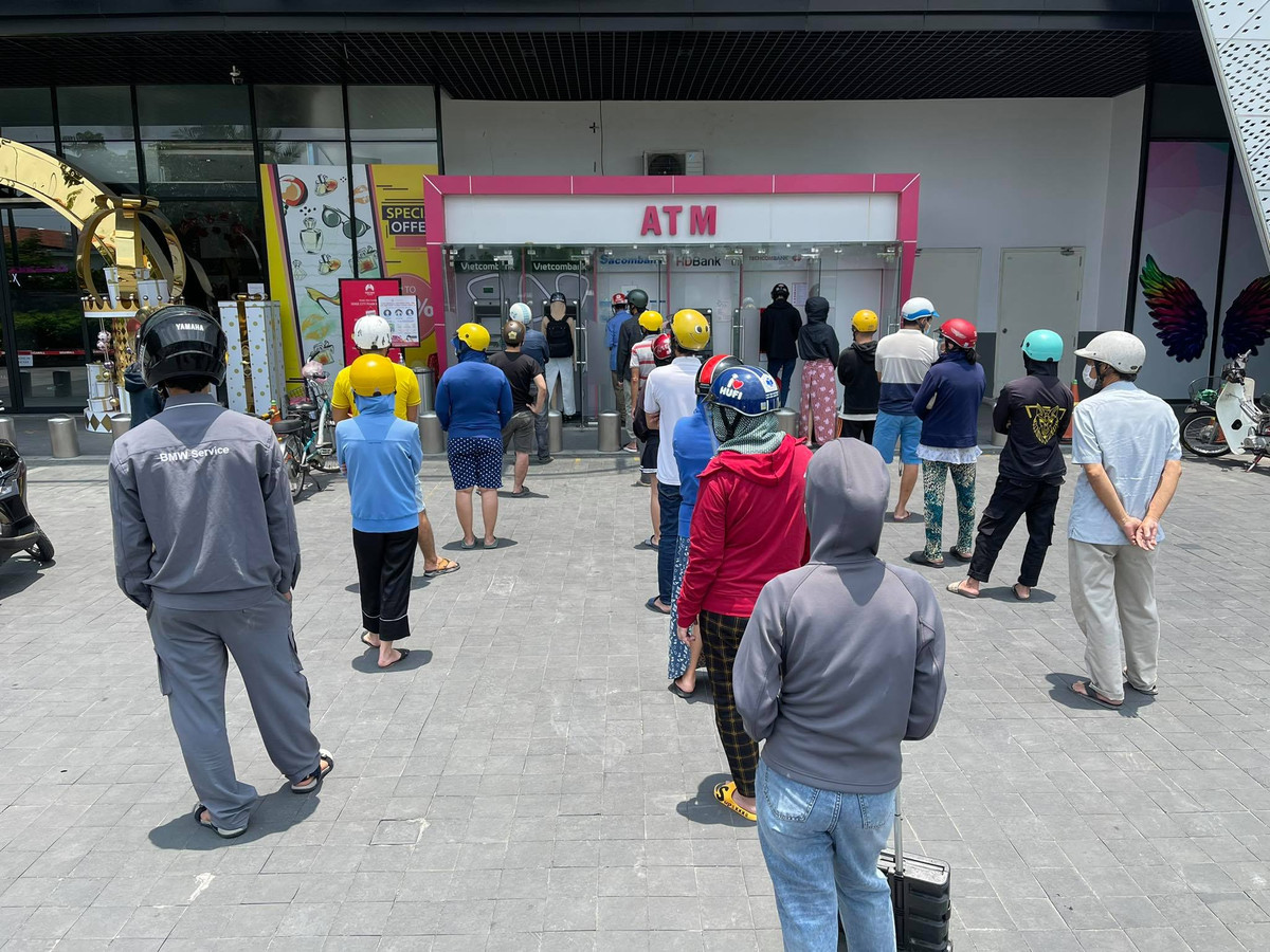 Người dân xếp hàng dài để rút tiền tại cây ATM