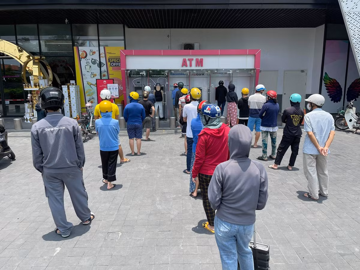 Người dân xếp hàng dài để rút tiền tại cây ATM