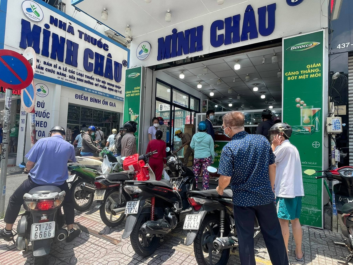 Các quầy thuốc chật kín người.