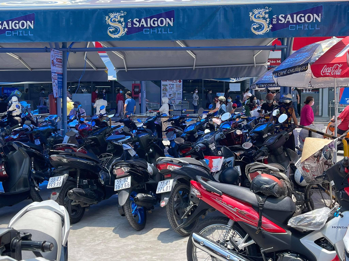 Bãi gửi xe ở các siêu thị chật kín.