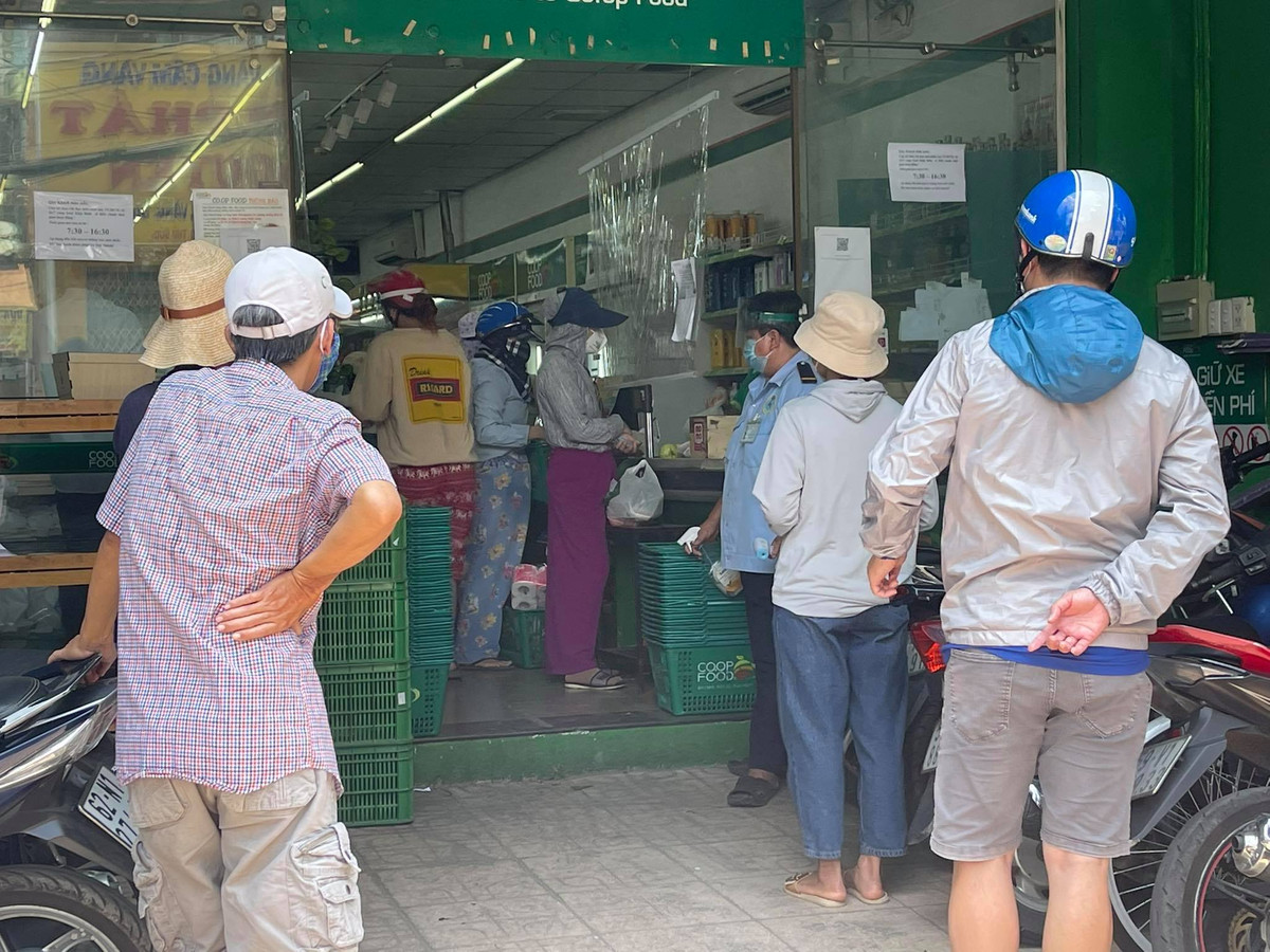 Siêu thị, cửa hàng thực phẩm cũng rơi vào trạng thái quá tải.