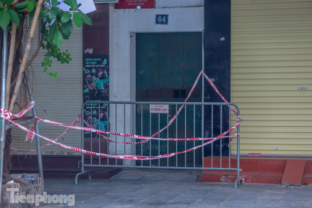 Chằng chịt dây trước cửa một ngôi nhà bị phong tỏa.