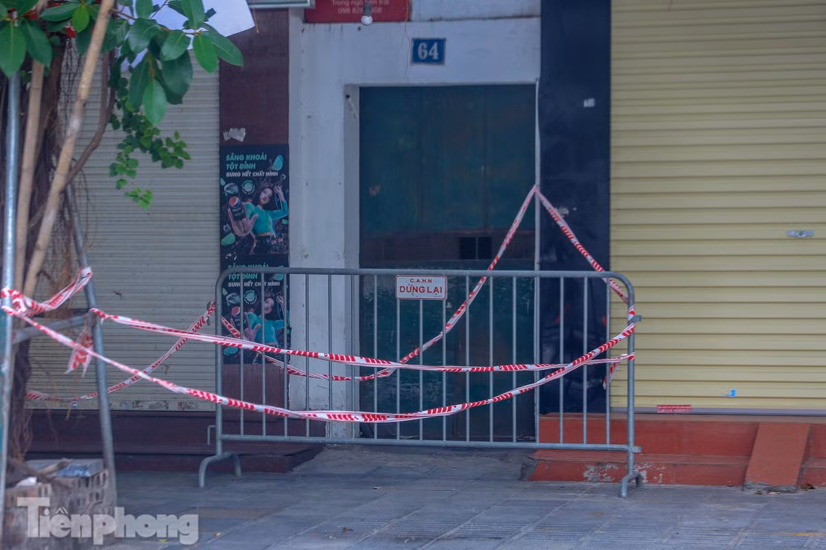 Chằng chịt dây trước cửa một ngôi nhà bị phong tỏa.