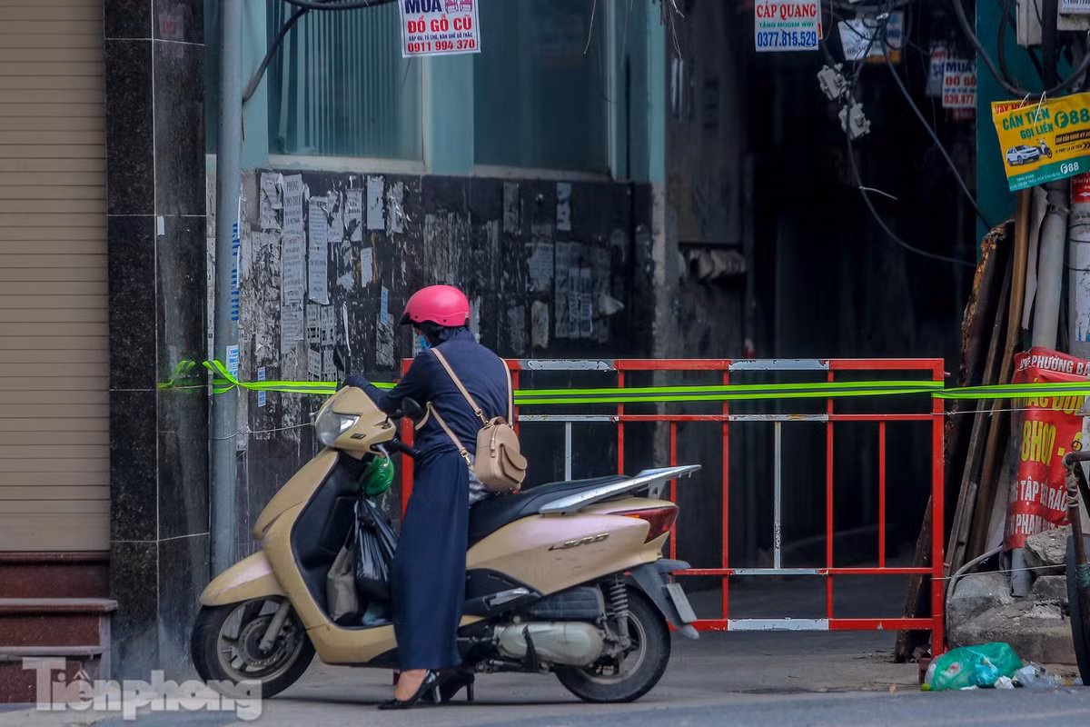 Tại một số khu dân cư có nhiều đường ngách đã bị giăng dây, ngăn không cho các phương tiện đi qua.